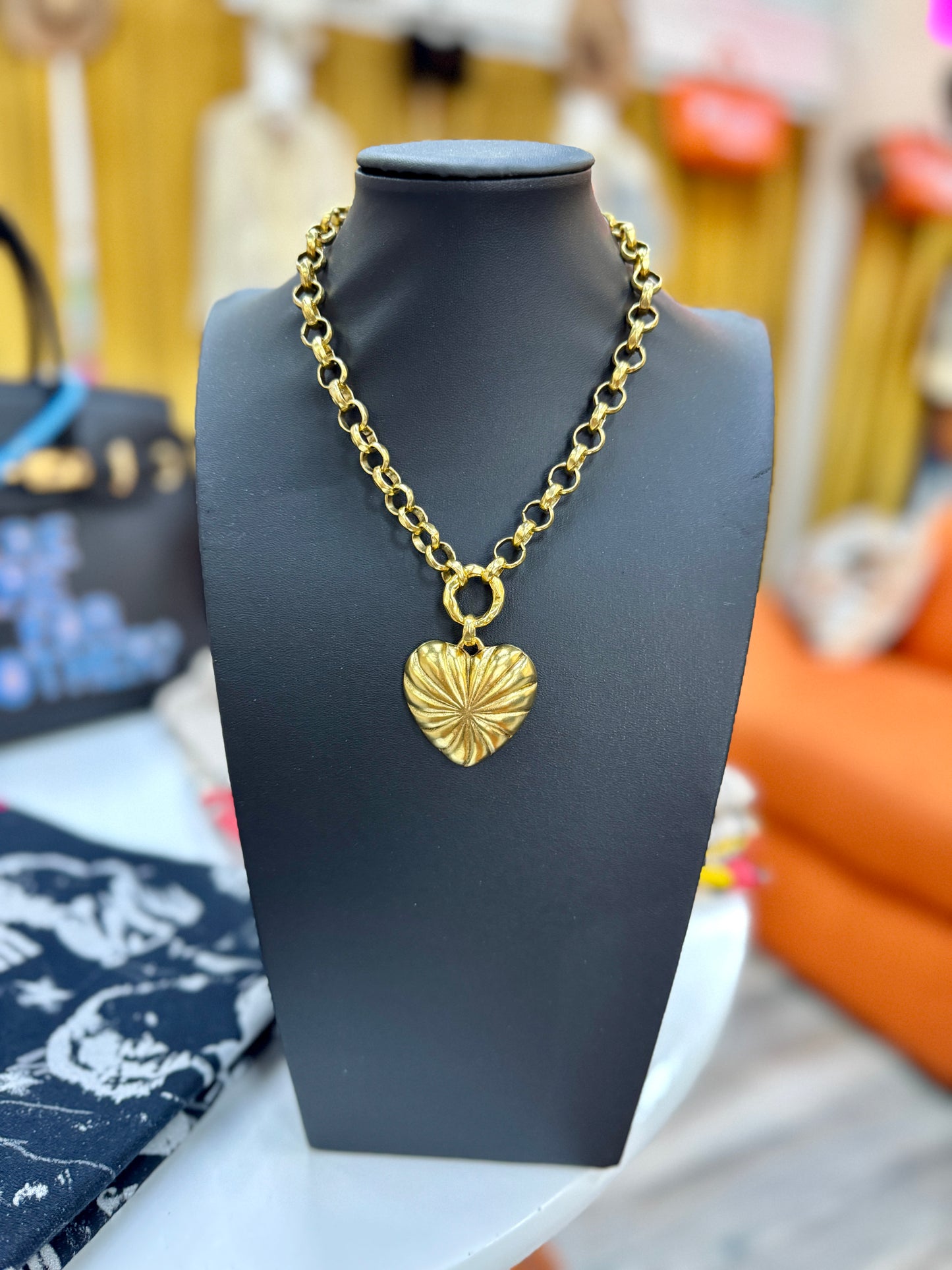 Swirly Love Necklace - Gold